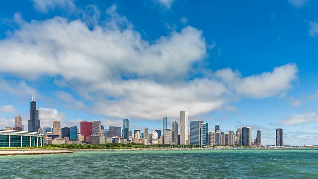 芝加哥市中心城市时间流逝与密歇根湖的波浪视频素材