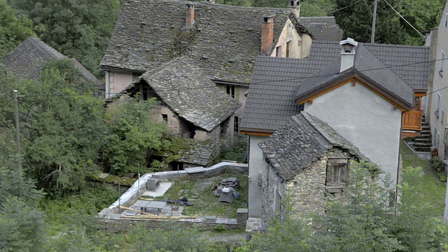 被遗忘的传统村庄和教堂，迷失在意大利瑞士阿尔卑斯山洛迦诺附近视频下载