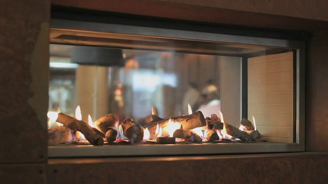 餐厅里的壁炉，特写视频素材
