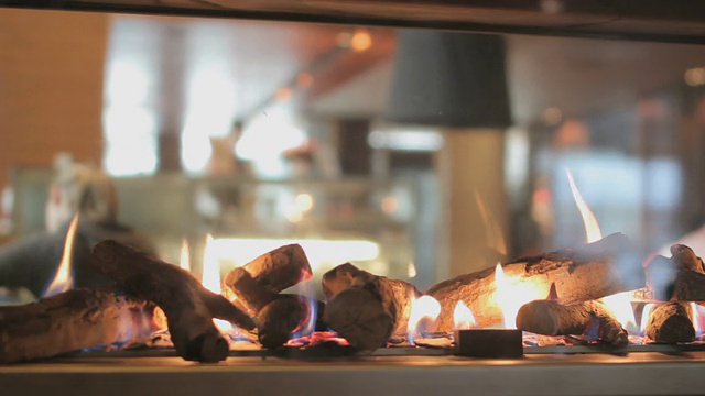 餐厅里的壁炉，特写视频下载