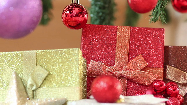 圣诞礼物在树前视频下载