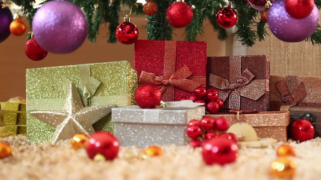 圣诞礼物在树前视频下载