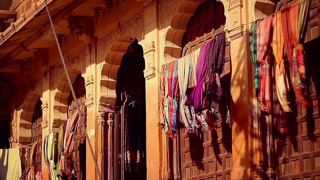 Jaisalmer堡上的Haveli，羊绒披肩随风摇摆。视频下载