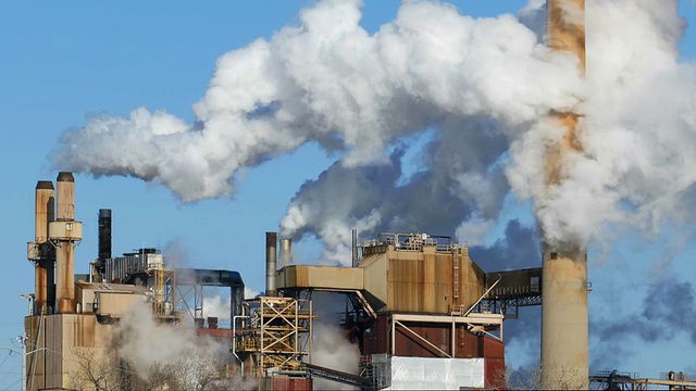 工厂烟囱向天空喷出浓烟视频素材