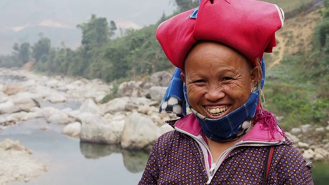 越南萨帕，传统头饰红刀妇女视频下载