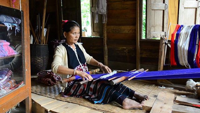 穿着部落服装的妇女正在编织。视频下载