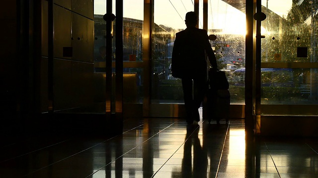 机场日落时分的通勤者。视频下载