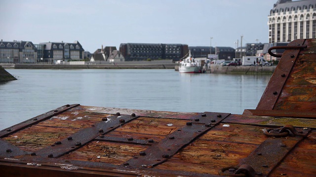 法国特卢维尔港的板条箱视频下载