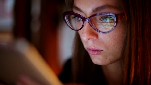 戴眼镜的商业女性使用平板电脑视频素材