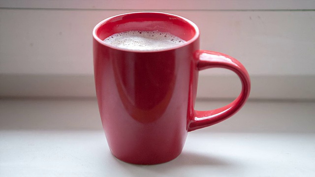 窗户上的红杯热咖啡视频下载