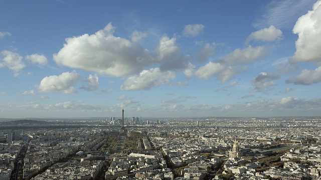 法国巴黎- 2014年11月20日:广角建立拍摄的巴黎城市和埃菲尔铁塔与右摇摄介绍。白天视频素材