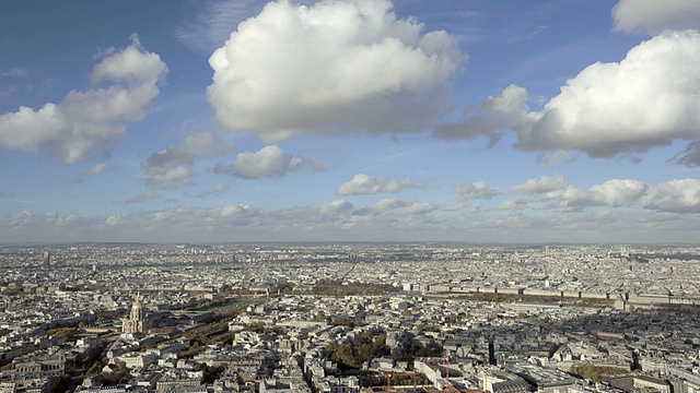法国巴黎- 2014年11月20日:广角建立拍摄的巴黎城市与平移左介绍。白天视频素材