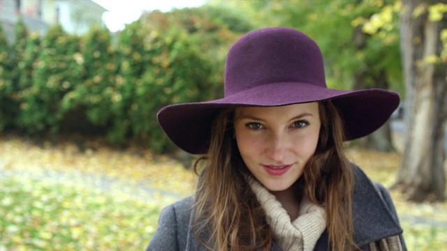 一位戴着帽子的年轻女子对着镜头微笑视频素材