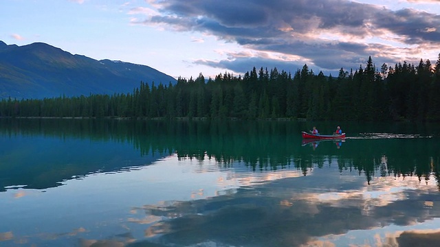 黄昏的湖和水上的独木舟视频素材