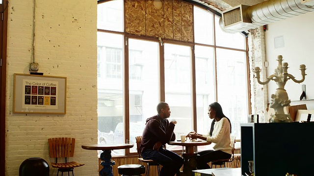 一对夫妇坐在咖啡馆聊天的广角镜头视频下载