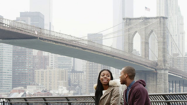 一对夫妇坐在布鲁克林大桥前的长椅上聊天视频下载