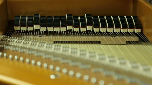 大钢琴里的工作锤，特写视频下载