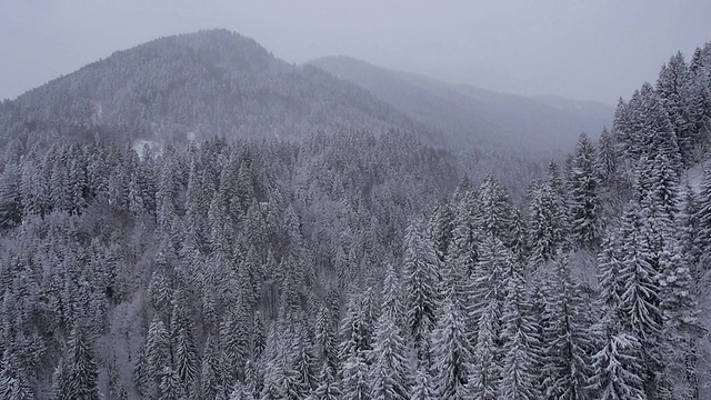 天线:积雪覆盖的山区视频素材