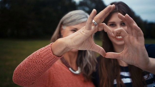 妈妈和女儿双手合十，表示真心视频素材