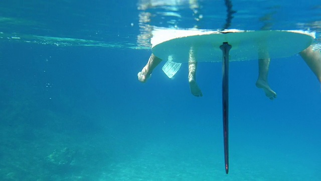高清慢动作:水下观看青少年冲浪视频素材