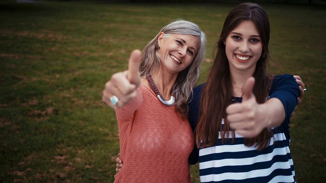 妈妈和女儿一起竖起大拇指视频素材