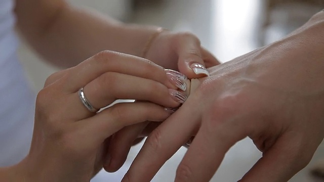 交换结婚戒指视频素材