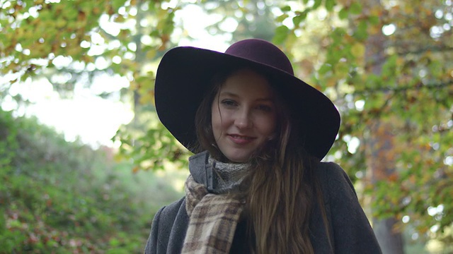 一位戴着帽子的年轻女子对着镜头微笑视频素材
