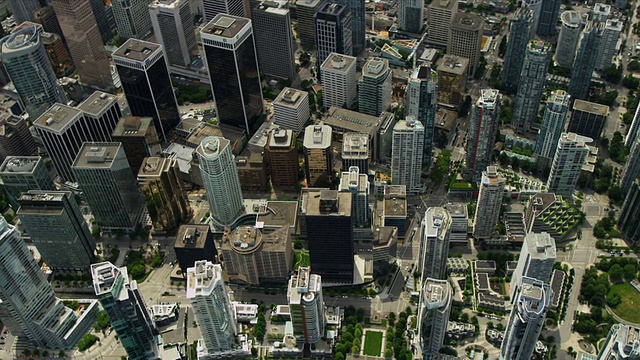 空中俯瞰温哥华市中心摩天大楼视频下载