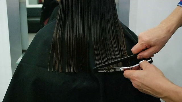 在美容院理发的女人视频下载