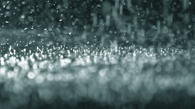 雨滴落在地上，慢动作视频素材