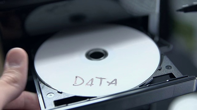 打开CD/DVD托盘写入磁盘上的数据视频下载