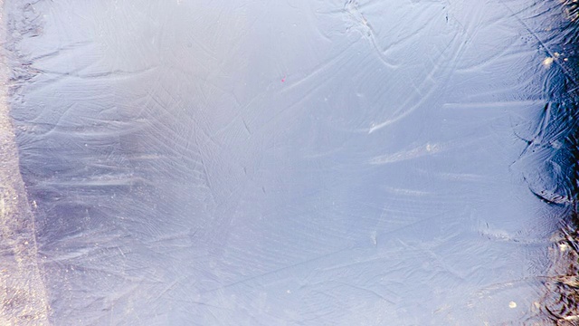玻璃上出现了霜冻的图案视频素材