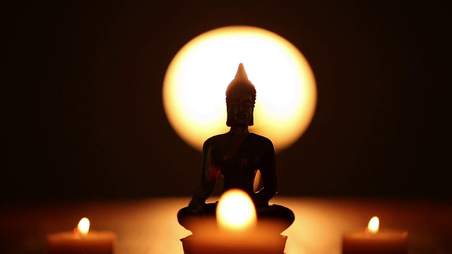 佛像和移动的蜡烛火焰视频下载