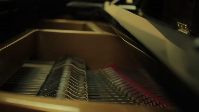 一个古典钢琴内部的特写镜头，因为它正在演奏视频素材