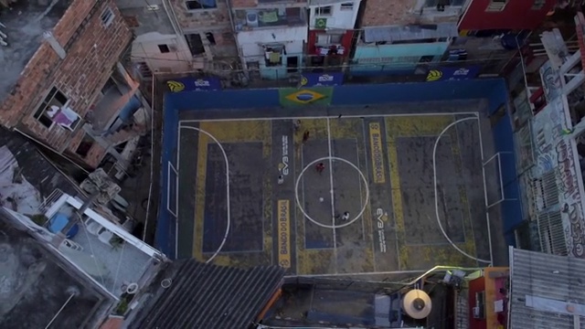 贫民窟足球:用无人机拍摄的里约热内卢贫民窟的足球场视频素材