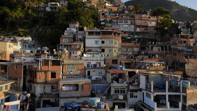 巴西里约热内卢的贫民窟:日出时从山上的房屋旁升起视频素材