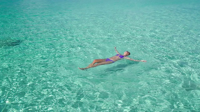 一名女子漂浮在加勒比海海滩上的视频视频下载