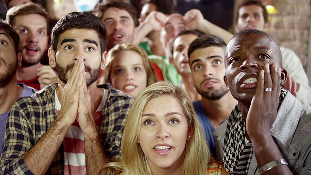 人们在巴西的体育酒吧里看比赛视频素材