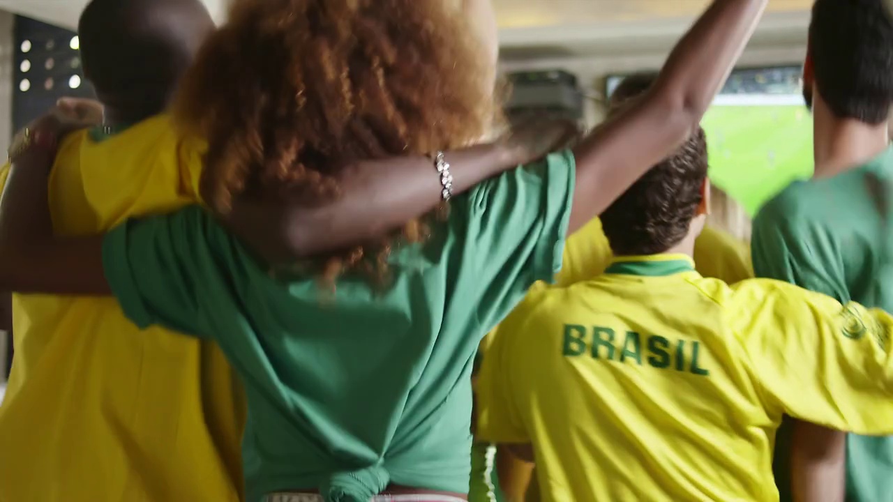 巴西球迷在体育酒吧观看足球比赛视频素材