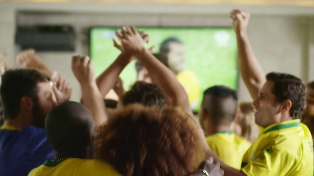 巴西球迷在体育酒吧观看一场足球比赛视频素材