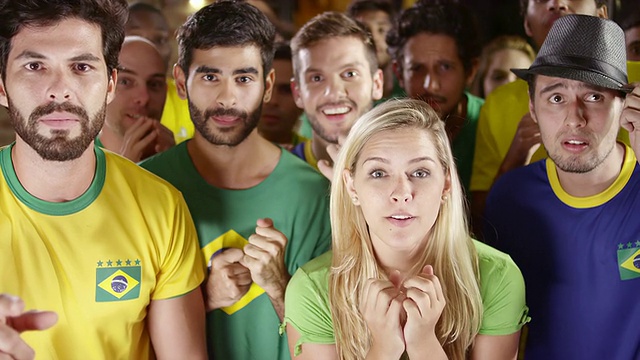 巴西球迷在体育酒吧观看一场足球比赛视频素材