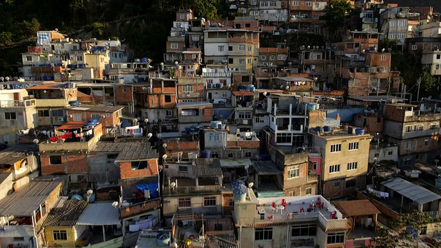 Favela Aerials:巴西里约热内卢Favela mountainside的房子视频素材