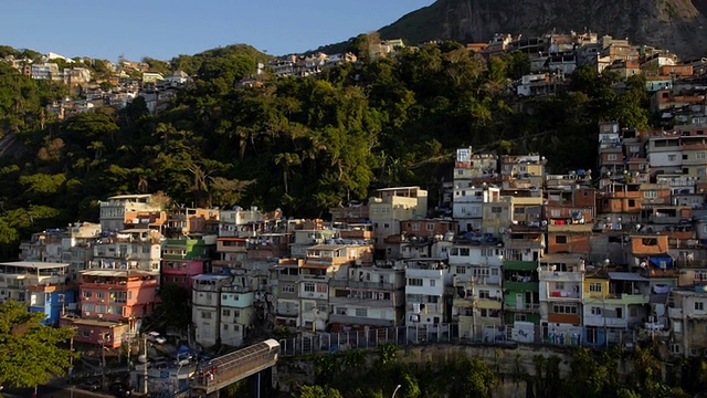 无人机在日出时拍摄山坡上的贫民窟视频素材