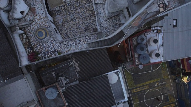 Favela aerars: 2014年8月2日在巴西里约热内卢Tavares Bastos Favela拍摄的迷宫爵士俱乐部、房屋和足球场的头顶镜头视频素材