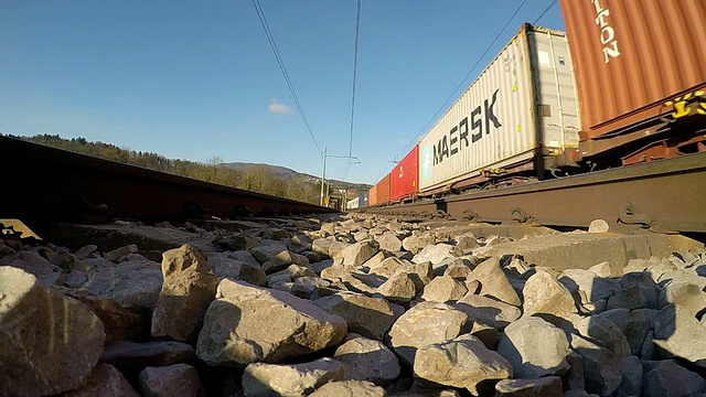 铁轨POV——火车在铁路线旁经过视频下载