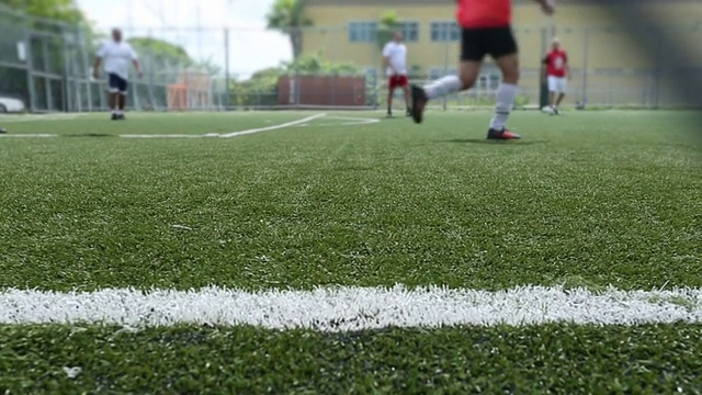 足球运动员在足球场上踢球视频素材