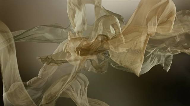 在美丽的背景下，织物在空气中流动。慢动作视频素材
