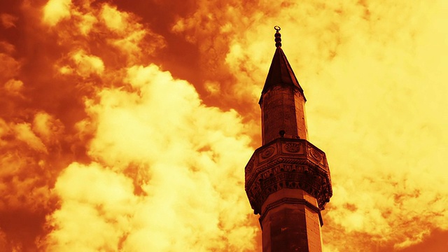 云朵在清真寺尖塔上空流逝的时间视频下载