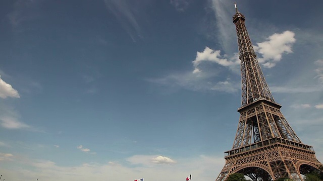 移动拍摄的埃菲尔铁塔，巴黎视频下载