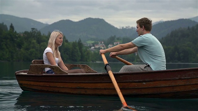 一对浪漫的夫妇在慢镜头中划船视频下载